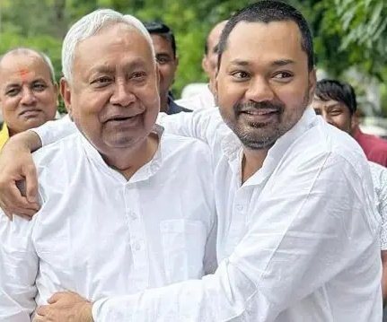 नीतीश कुमार के बेटे पर आरोप लगाने वाले IPS के घर पुलिस की रेड !

बिहार के पटना में कुछ दिनों पहले एक NEET की छात्रा की संदिग्ध परिस्थितियों में मौत हो गई थी , जिसकी जांच CBI कर रही हैं !

लेकिन पटना के पूर्व IPS अमिताभ दास सोशल मीडिया के माध्यम से बार बार आरोप लगा रहे की की असली