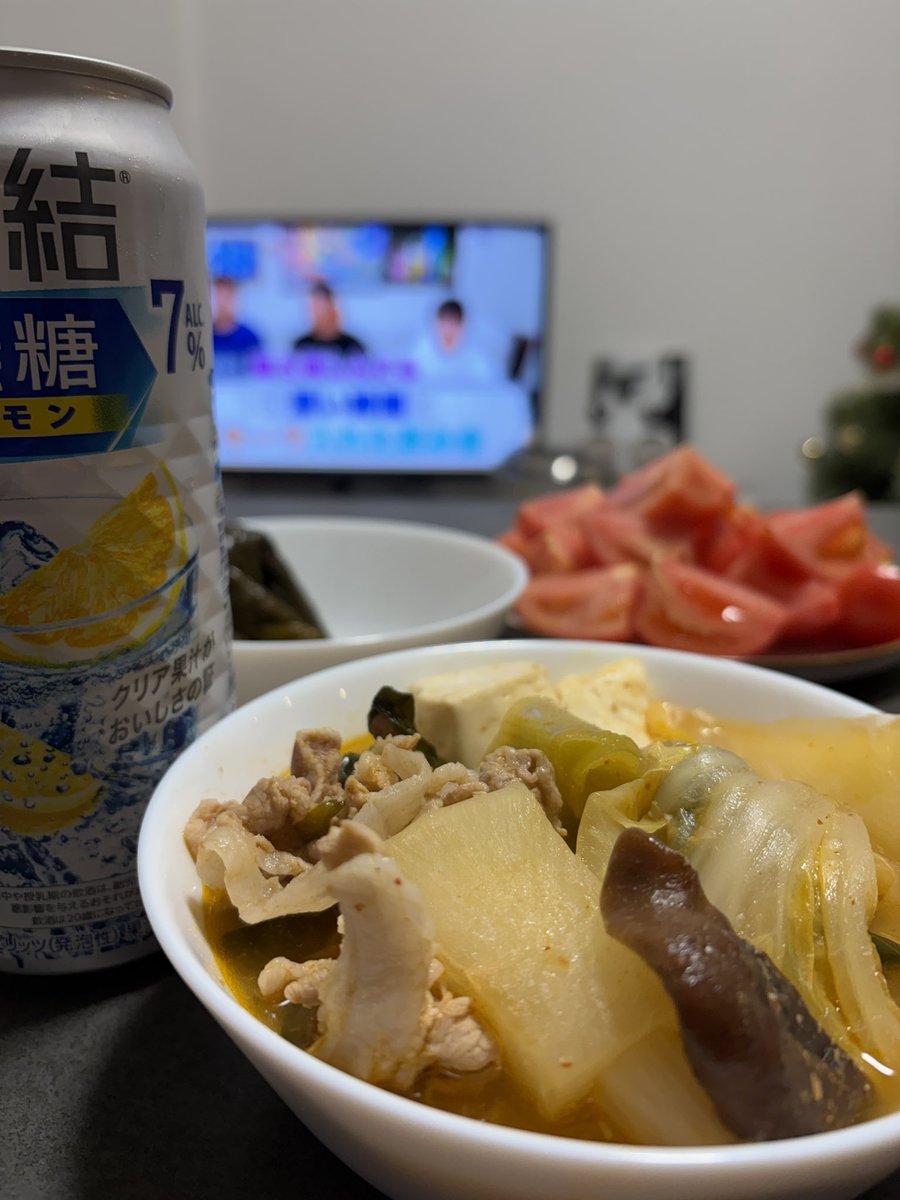 9_manatee_6's tweet photo. 朝：体に良さそうな野菜たち
昼：パイナップル
夜：晩酌（キムチ鍋、冷やしトマト、おつまみたちたちたち）

あの、、、昨日までちょっと投稿サボってたんですけど実は北海道旅行行ってました☃️
そんなに爆食いしてないから旅行前から+0.5㌔だった！

今日は晩酌してしまったため明日が怖いです🤘💧 https://t.co/Qj23tC9ygL