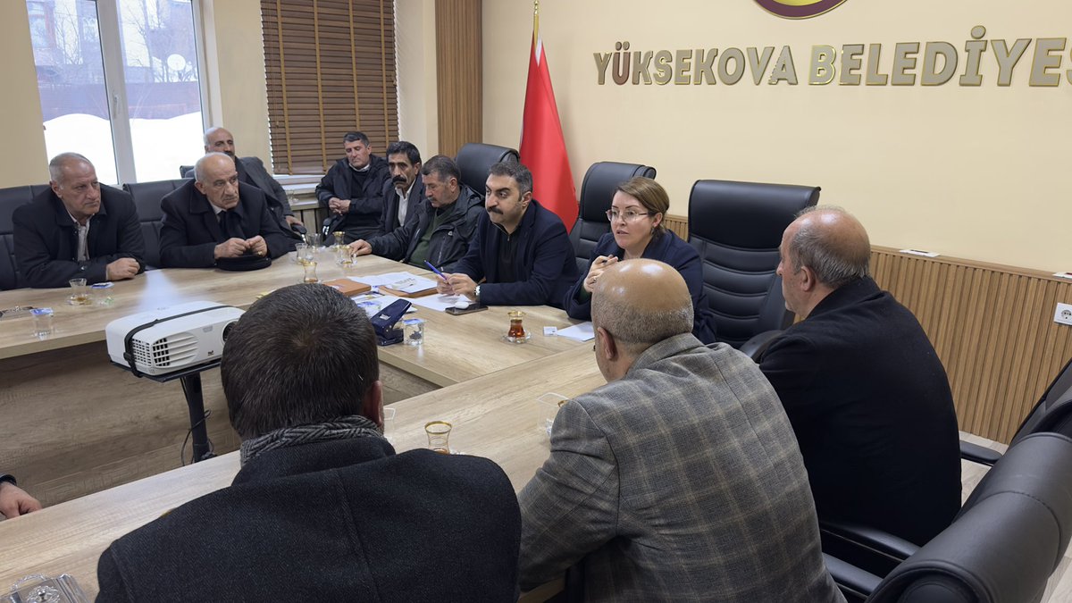 Belediyemiz Eşbaşkanları Şadiye Kırmızıgül ve Şoreş Diri'yi ilçedeki köy ve mahalle muhtarları ziyaret etti.

Gerçekleştirilen ziyaret, karşılıklı istişare ve dayanışma mesajlarıyla verimli bir atmosferde geçti.

Muhtarlarımız, altyapı, yol bakım ve onarım çalışmaları, içme suyu