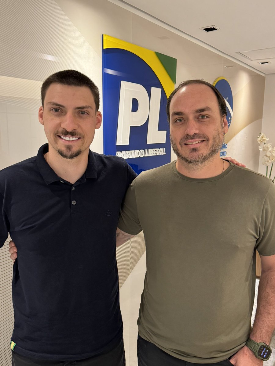 Com meu irmão, <a href="/bolsonaro__jr/">Jair Renan Bolsonaro</a> , em Brasília, amanhã  indo ao encontro com nosso Pai, preso político e torturado diariamente.
Que Deus o abençoe e o guarde sempre.

Estamos aqui, do lado de fora, fazendo exatamente tudo aquilo que ele nos orienta e determina. Nada além, nada