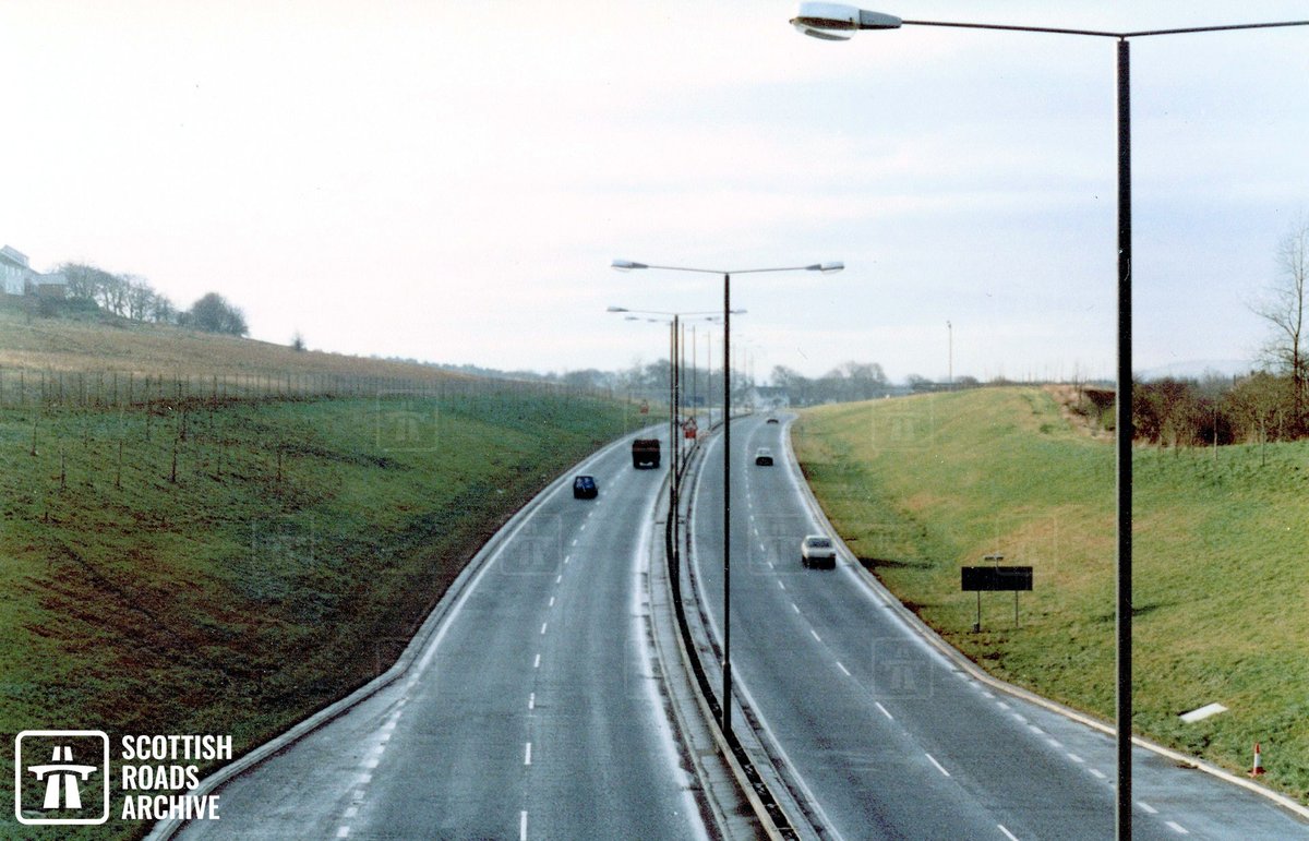 ScotRoadArchive's tweet image. #ThenAndNow Today we're on the M77 at Nithsdale Road.

The first image is from the #1980s when the motorway was only a short spur to Dumbreck Road. In 1996, when the M77 was extended southwards, hard shoulders were added to this stretch.

#glasgow #archives