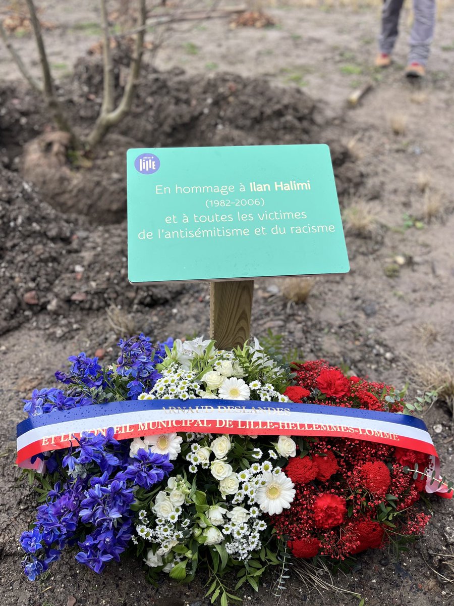 Aujourd’hui à #Lille, un arbre a été planté à la mémoire d’Ilan Halimi.
Un arbre pour tenir debout face à ce qui ne tient pas, pour inscrire dans le temps long, dans la terre, ce que la violence a voulu effacer.
Ilan Halimi avait 23 ans.
En janvier 2006, il est enlevé à Paris par