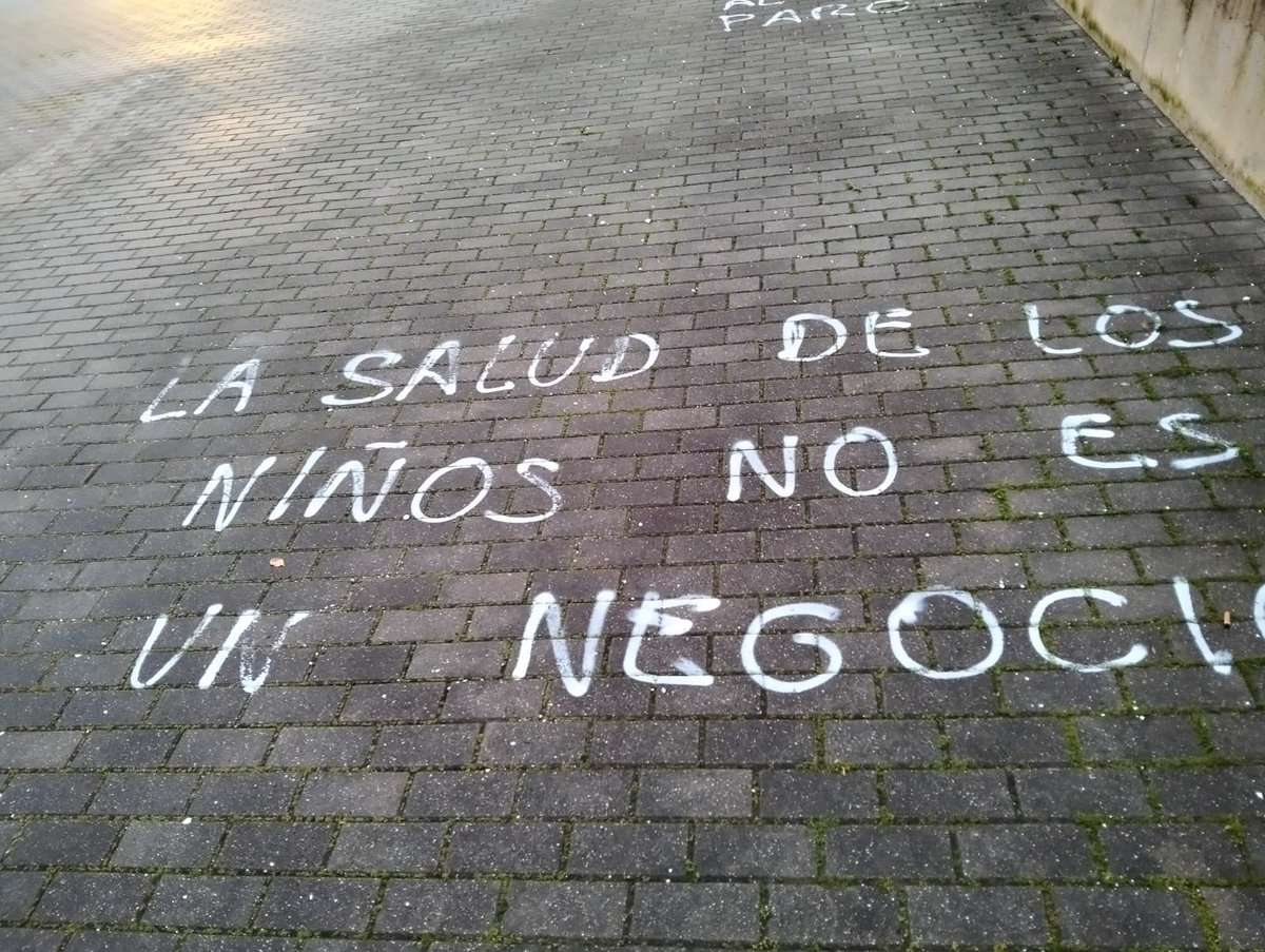 Ppintadas en Sevilla contra la privatización de la limpieza en colegios públicos. No es vandalismo,es indignación.
300 familias en riesgo mientras el alcalde mantiene sus cargos y sueldos públicos.
0 negociacion .Sin diálogo. La limpieza no es un negocio. Es un servicio esencial.