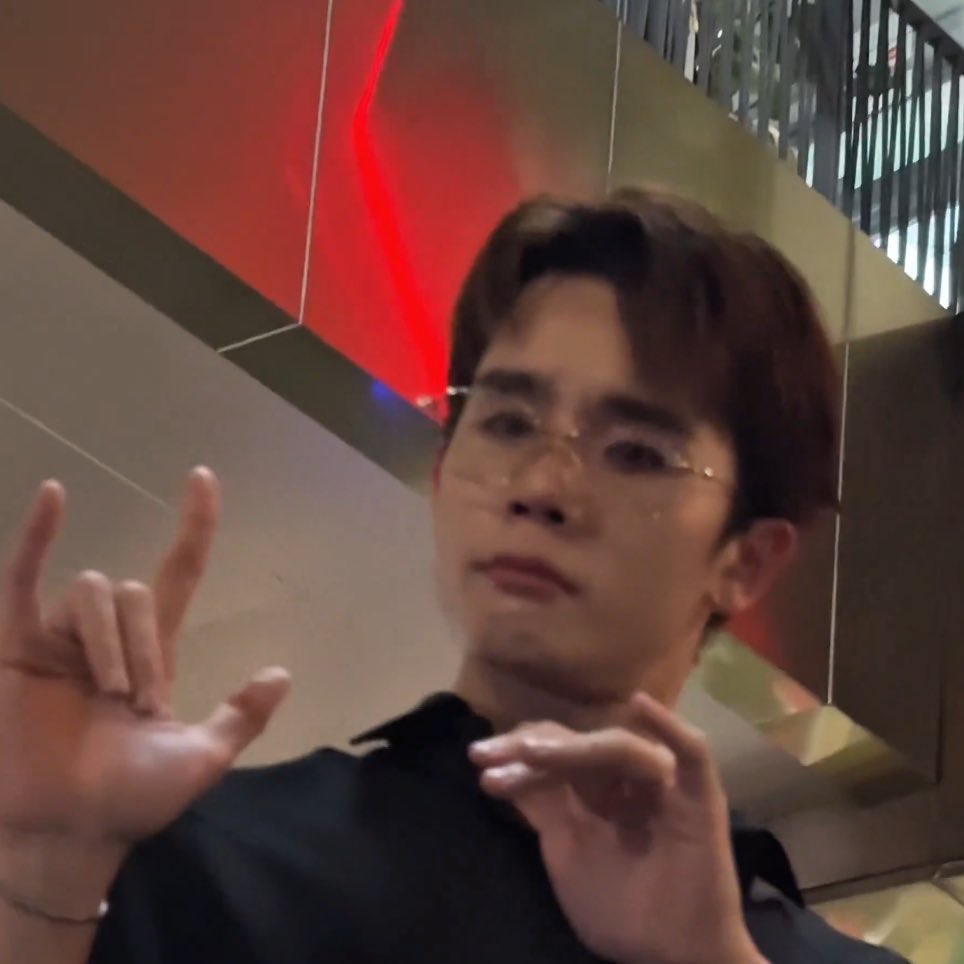 pcybae7's tweet image. I love whatever is wrong with him 😭😭

JIMMYSEA X LIFTERGLAZE 
#MaybellinexJimmySea