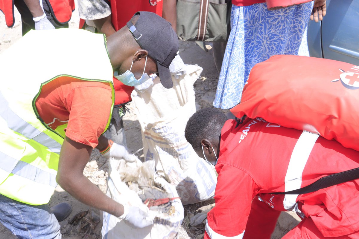 Today, a team from the County Government of Machakos led a comprehensive cleanup exercise at Joska Market, focusing on clearing drainage systems and collecting litter to restore cleanliness and order in the trading area. The initiative is part of our ongoing efforts to promote a