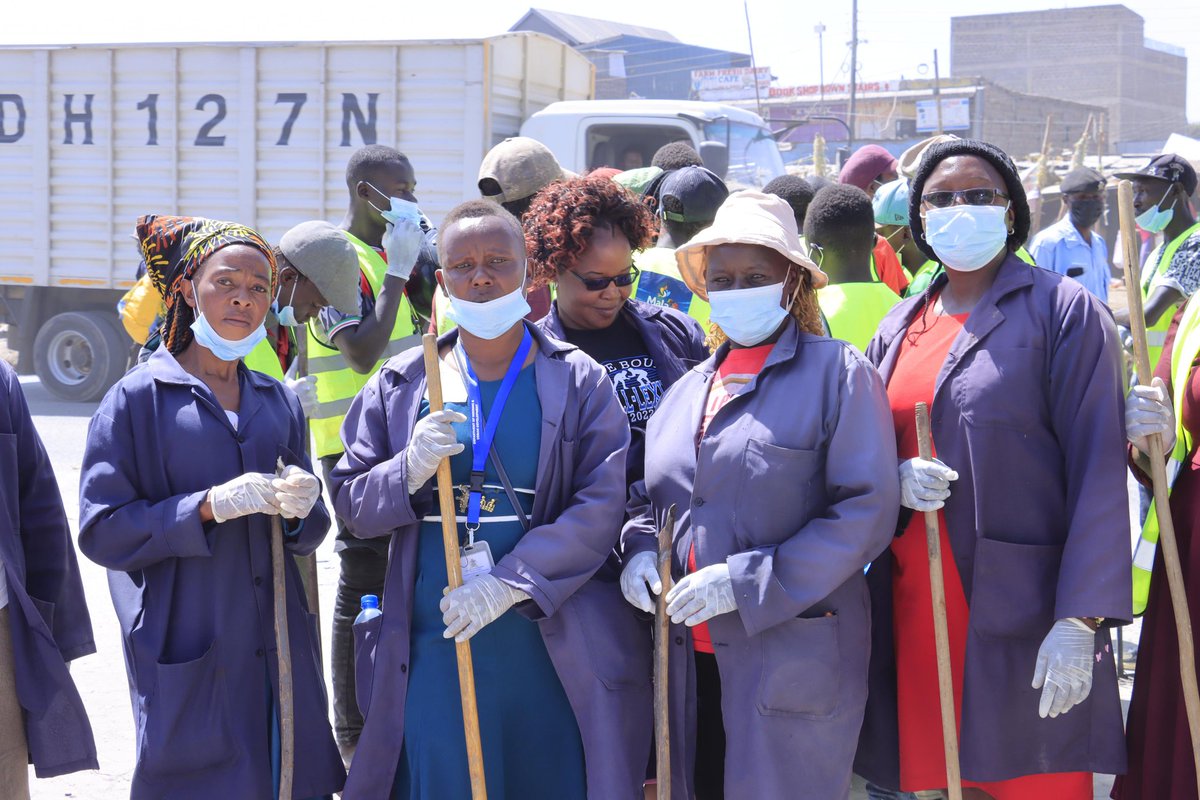 Wavinya_Ndeti's tweet photo. Today, a team from the County Government of Machakos led a comprehensive cleanup exercise at Joska Market, focusing on clearing drainage systems and collecting litter to restore cleanliness and order in the trading area. The initiative is part of our ongoing efforts to promote a safe, healthy, and dignified working environment for traders and all residents.

I extend my sincere appreciation to the Kenya Red Cross Society and the volunteers who joined hands with us in this noble exercise. Your support and commitment continue to make a meaningful difference in keeping our markets clean, safe, and conducive for business.
This exercise will now take place every Tuesday and Friday across Kangundo - Tala Municipality.