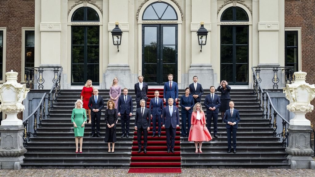 Mevrouw #Faber wist al hoe het met Kabinet <a href="/MinPres/">Dick Schoof</a>  af ging lopen....
Let wel, dit is géén trucfoto maar de officiële beëdigingsfoto bij <a href="/koninklijkhuis/">Koninklijk Huis</a> van de <a href="/NOS/">NOS</a>.