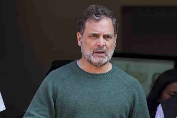 मोदी और राहुल की राजनीति में सबसे बड़ा फर्क बताओ जिसका जवाब सही लगा उसे दो महीने का प्रीमियम गिफ्ट किया जाएगा ❤️