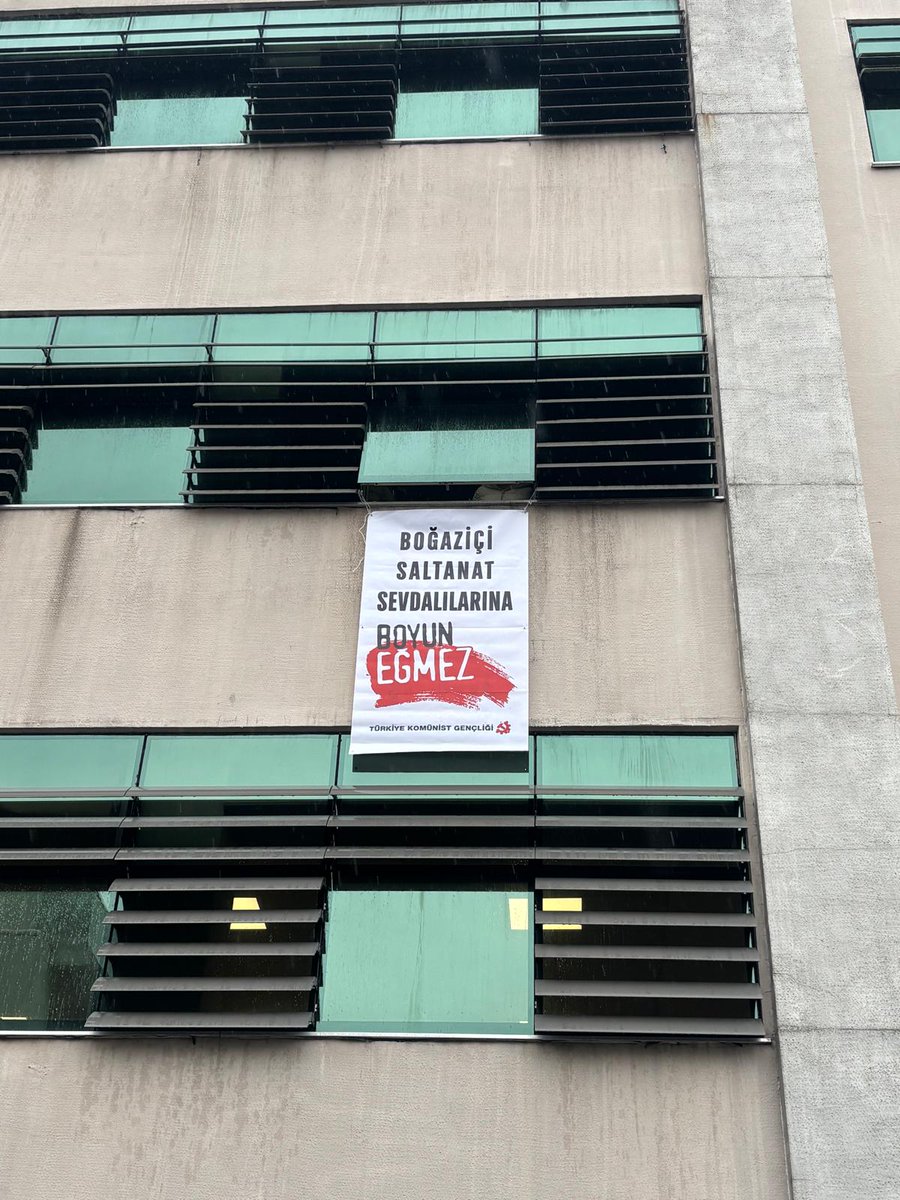 Boğaziçi Abluka Altında

Dün akşam saatlerinden itibaren AKP'li Cumhurbaşkanı Erdoğan'ın Boğaziçi Üniversitesine ziyareti sebebiyle Hisarüstü'nde neredeyse "sıkıyönetim" ilan edildi. Okula girişler okul öğrencilerine yasaklandı. Sokakların girişlerine "akrepler", okul önüne de