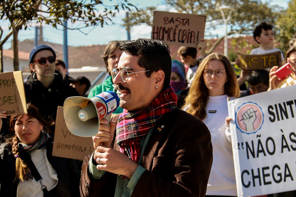🚨ABSURDO - O homem que espancou um professor gay na Escola de Muquém do Rio Vermelho foi nomeado como cargo comissionado no gabinete de um vereador do PL de Florianópolis.

Manoel Abílio Pacífico é investigado pelos crimes de lesão corporal, ameaça e calúnia/difamação. Para