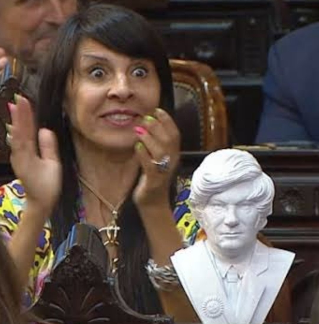 La agarraron con un kilo de cocaína en EEUU.
Votó una ley para que pibes de 14 años vayan presos.
Ex país.