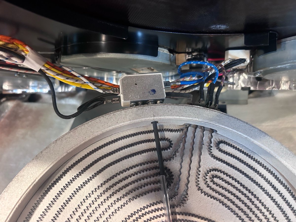 APPMEDSEWARD's tweet image. Is your stove top acting up? 🤔 While switches are often the issue, sometimes those elements need replacing! Got questions or concerns? Let's hear them! #StoveRepair #KitchenFixes