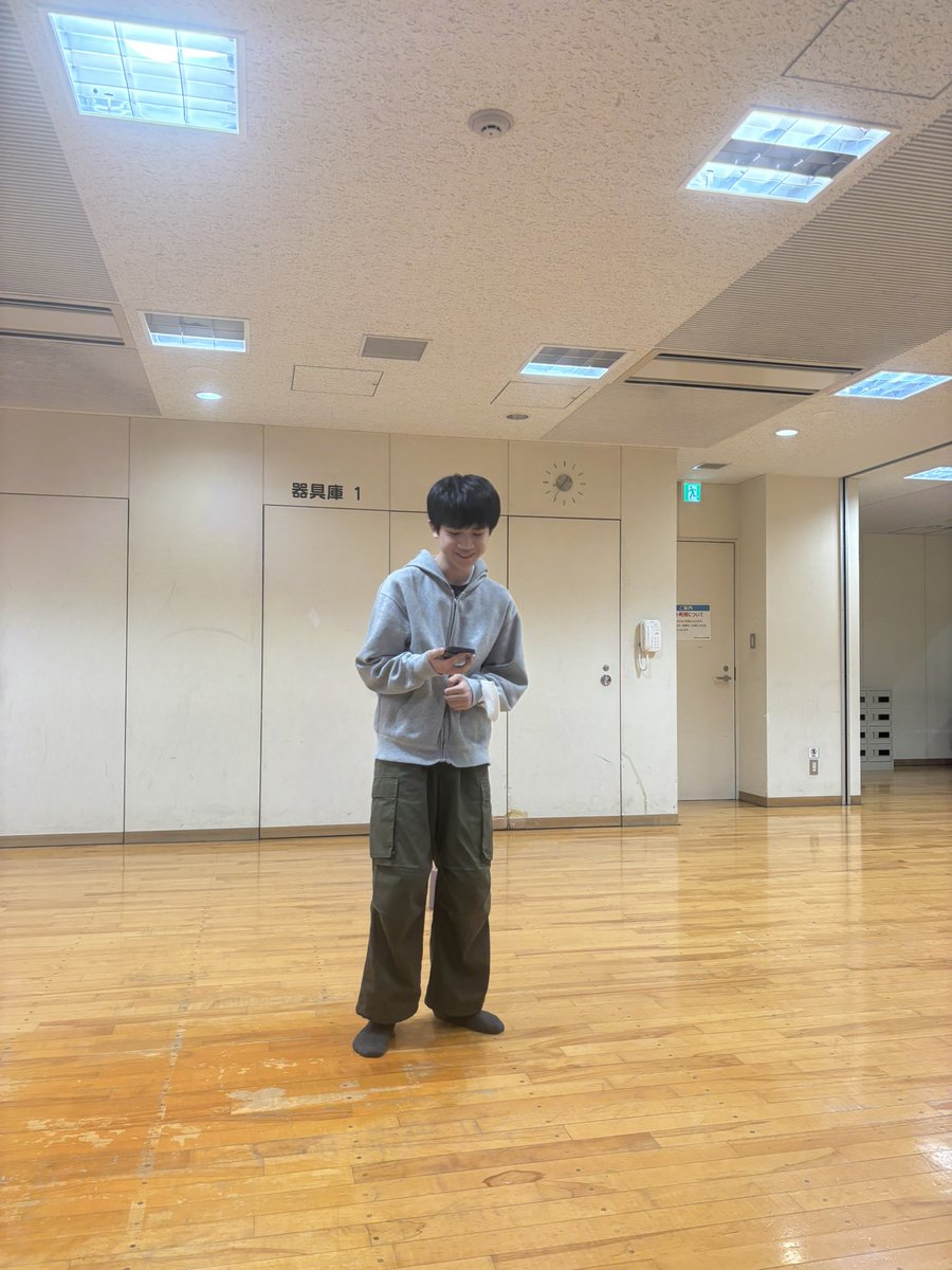 Tomopro_37's tweet photo. 杉組の
ボーカルテスト！

好きな歌を1曲
歌うテスト

ふぃぃー

９月の東京公演までに
この子達の歌声が
響き渡るものになるのか
不安で、心配になってきた…
7ヶ月前…

いやぁ、燃えるわ
この子達、1人残らず
ピカピカ✨にしてやろう！

って、わたし、燃えるわ🔥

#トモプロ
#杉組
#東京公演2026 https://t.co/XoTA97VzDx