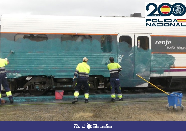 🚨 La Policía Nacional detiene a tres personas, una de ellas en Torrelavega, por grafitis en vagones de Renfe en Ourense.

🚈 Uno de ellos en Ourense, al que se le imputa un delito continuado de daños, por 12.000€, y dos más en Torrelavega y León, por valor de 1.500€ cada uno.