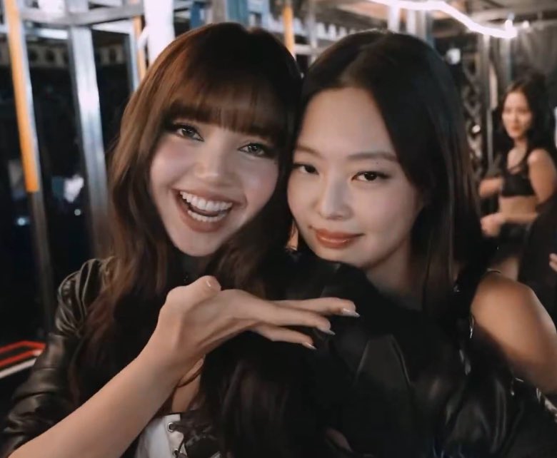 minterbluu's tweet photo. JISOO JUST TELL US WHAT U KNOW HWJHSIWHWHHKWK https://t.co/BFtlxFYBFL