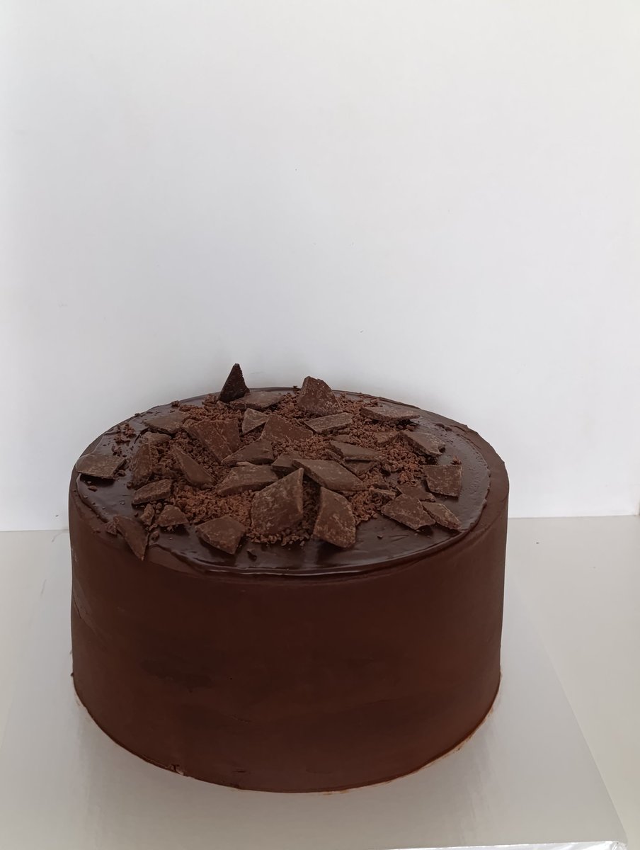 Dreadlockd_Diva's tweet photo. Sometimes you just have to let the taste do the talking... Death by chocolate cake. +263773238201 #makeke https://t.co/MZgCGwjMIT