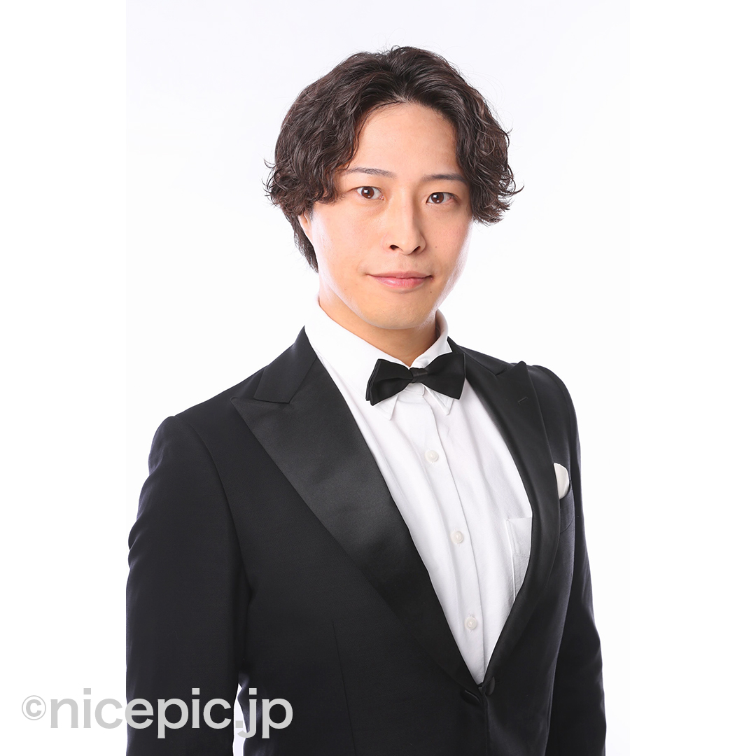 nicepic_jp's tweet image. 舞台・ミュージカル俳優を目指す方へ。衣装追加（+3,500円〜）で「白シャツ」の清潔感と「タキシード」の気品、両方を手に入れませんか？

プロのヘアメイクとポージング指導で役幅をアピール！セルフメイクも大歓迎。全データ即日渡しで急な応募も安心です📸

 #ミュージカル俳優 #宣材写真 #NICEPIC