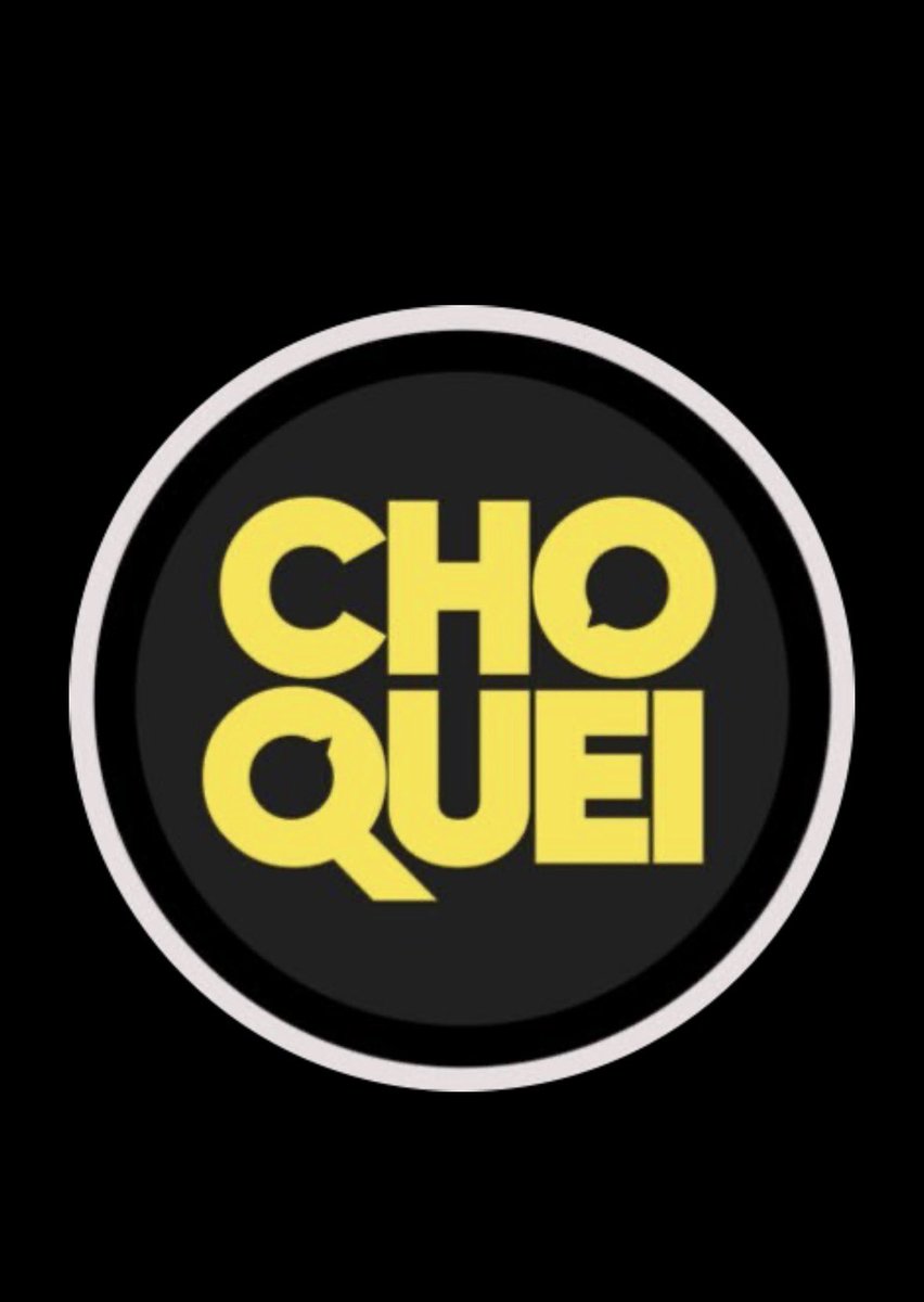 roberta_bastoss's tweet photo. Não foi apenas uma escolha infeliz de palavras da CHOQUEI. Foi um enquadramento que dialoga diretamente com um problema estrutural da nossa sociedade.

No Brasil, quando um homem comete violência contra a própria família, o debate público frequentemente corre para investigar a vida da mulher: “ela traiu?”, “ela pediu separação?”, “ela provocou?”. 

Esse movimento não é espontâneo, ele revela uma cultura que, historicamente, relativiza a responsabilidade masculina e vigia a autonomia feminina.

Quando a CHOQUEI, com o alcance massivo que possui, sugere que uma mãe teria parcela de culpa pelos filhos assassinados pelo próprio pai, não está apenas relatando um fato. 

Está reforçando um padrão social perigoso, o de que mulheres que rompem relações ou simplesmente seguem suas vidas devem carregar o peso da violência cometida contra elas.

Isso ocorre em um país com índices alarmantes de feminicídio e violência doméstica. 

A revitimização pública, especialmente nas redes sociais, amplia o trauma. A mulher não apenas sofre a perda, ela passa a ser julgada na arena digital, enquanto o autor do crime muitas vezes é descrito como alguém “abalado”, “descontrolado” ou “traído”.

A CHOQUEI não é uma página pequena; é um veículo com milhões de seguidores. E comunicação com esse alcance molda percepções, distribui empatia e influencia como a sociedade atribui culpa. 

Quando a narrativa desloca o foco do agressor para a vítima, contribui para normalizar a violência e perpetuar desigualdades.

O debate não é sobre perseguição virtual. É sobre responsabilidade social. 

Tragédias familiares não podem ser transformadas em combustível para engajamento. Quando a informação é publicada sem o devido cuidado ético, o dano não é apenas reputacional, é cultural.

CHOQUEI É UM LIXO!