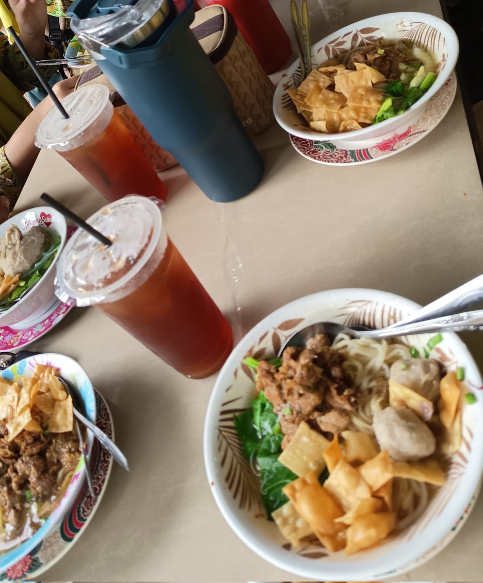 cloverhug's tweet photo. 1️⃣ porsi mie ayam sebelum libur❕❕❕with my ♥️ly <friendsies!3 #goodbyeschool :p bertemu lagi di tanggal-31-Maret! #happy ⭐u⭐ https://t.co/xHWGBjXS4C