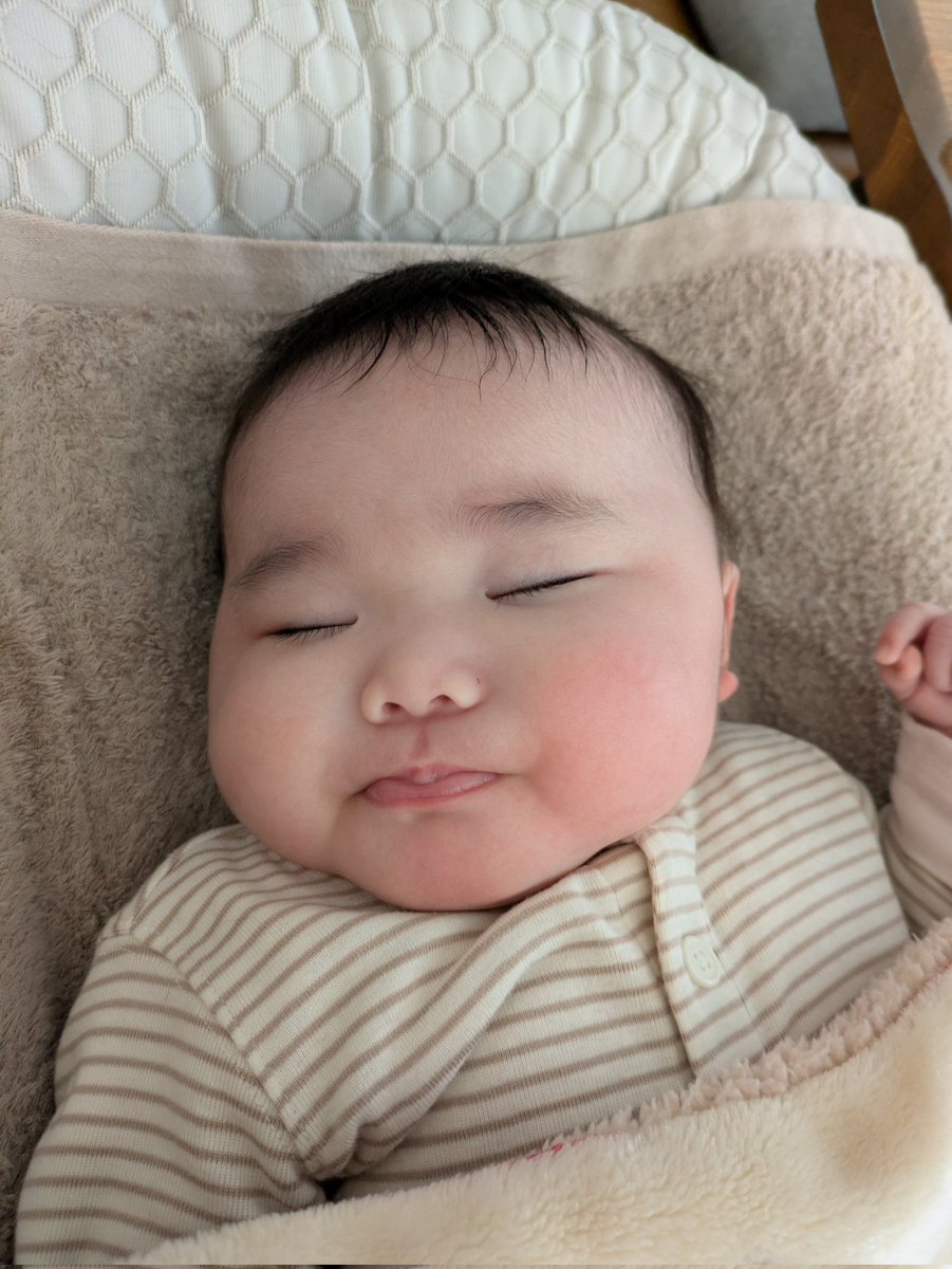 cobacky's tweet photo. 子、今日で生後100日なり🎉
すくすく成長しておりまして、既に体重約8kg…！抱っこの肩は悲鳴を上げつつありますが、あやすと笑うようになり育児のﾓﾁﾍﾞｰｼｮﾝも爆上がり中な日々でございます😊
そしてｽﾏﾎのﾌｫﾙﾀﾞは我が子一色、特に寝ている写真が多めで見返すこちらも幸せ気分です(笑) https://t.co/xbIbHANF1R