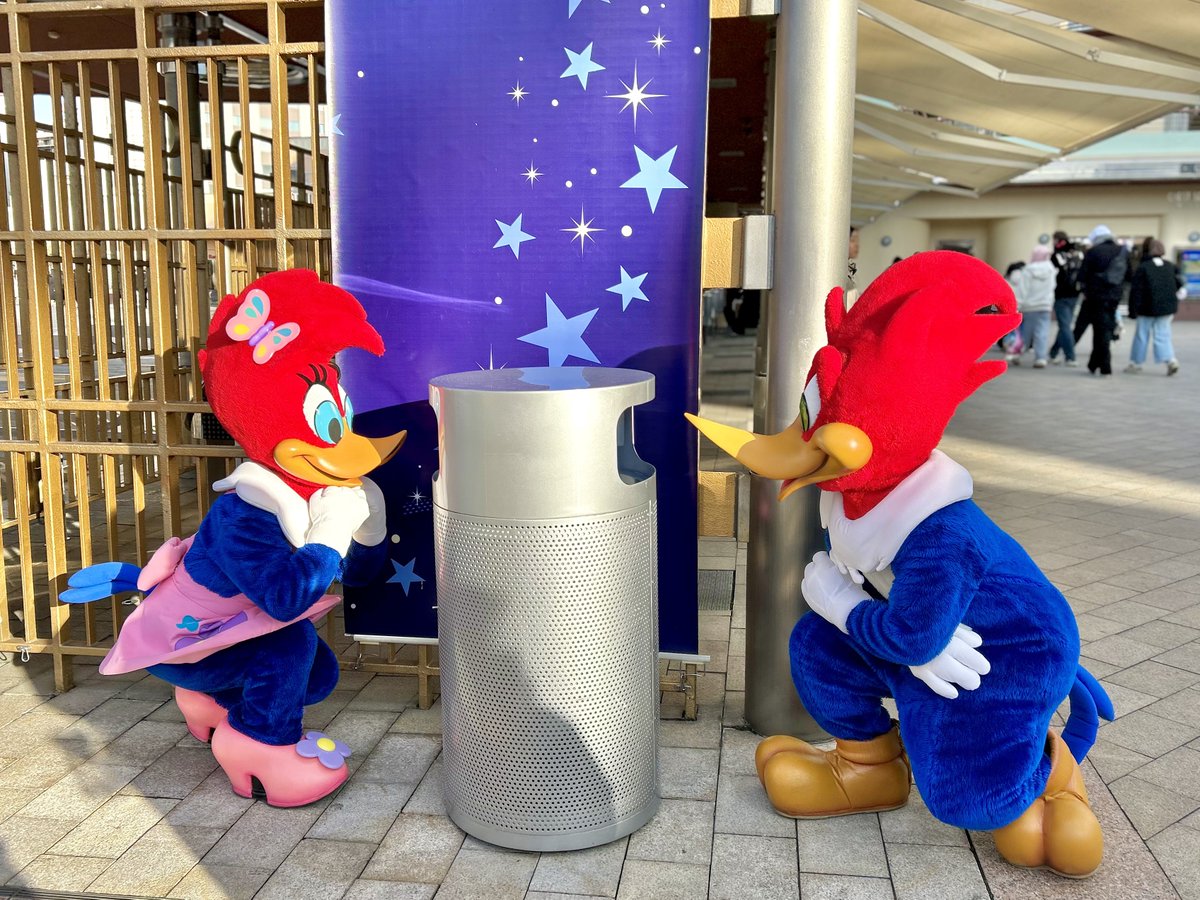 ゴミ箱越しの愛❤️(?) #USJファン #ウッディーウッドペッカー