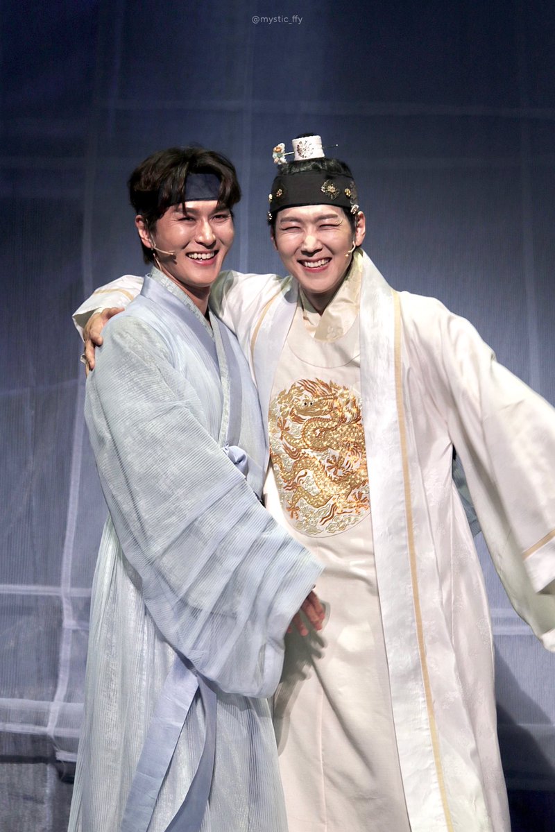 260213 #한복입은남자 커튼콜데이

영실·강배 | #박은태
세종·진석 | #카이 

81동갑 페어 🫶🏻