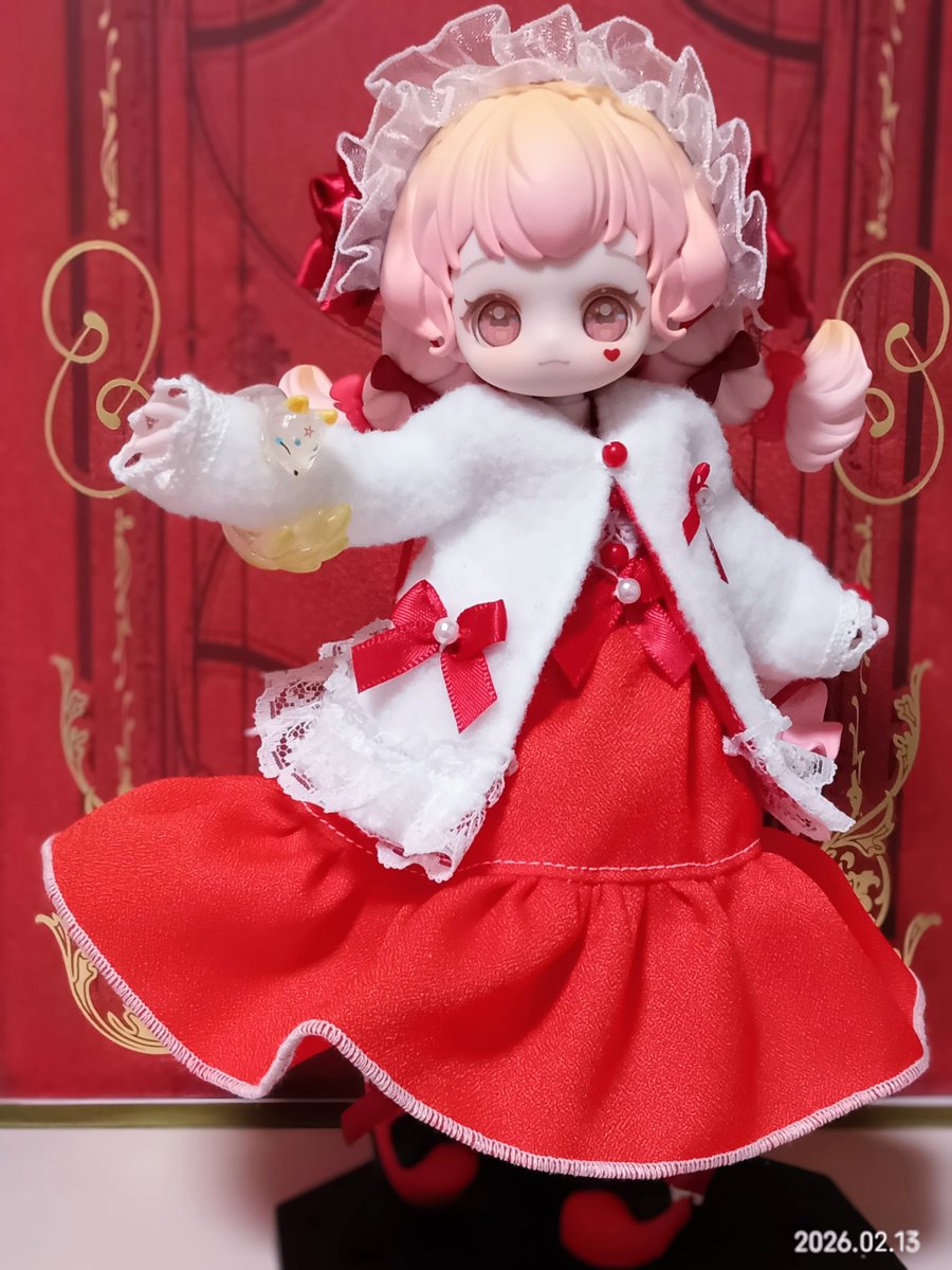 昨日バレンタインのランダム衣装セットが届き、色が赤系なので赤が似合うミリアムちゃん（命名）に着せてみた。どやっ！
ヘッドドレスは合うものが無かったので100均で材料を買って自作。初めて作ったけどなかなかいい出来なのでは？
ちなみに腕の狐はガチャの指輪。Xで見たので真似してみた。