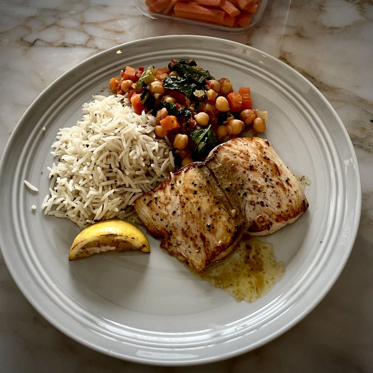 mrsDBE's tweet image. Real food untuk private catering client #day1! 
1. Succotash, pan fried lemon butter fish, herbed basmati 🍚 
2.  Roast chicken taco 🌮, guacamole 🥑 &amp;amp; baked sweet potato.
#glutenfree #baliprivatechef #balivillachef