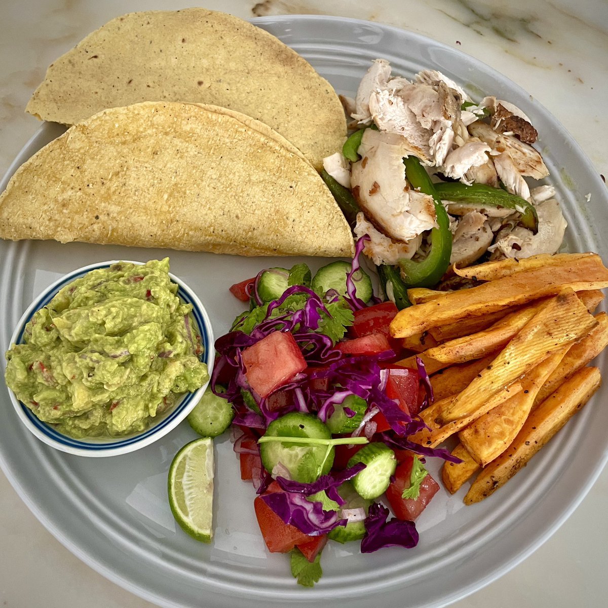 mrsDBE's tweet image. Real food untuk private catering client #day1! 
1. Succotash, pan fried lemon butter fish, herbed basmati 🍚 
2.  Roast chicken taco 🌮, guacamole 🥑 &amp;amp; baked sweet potato.
#glutenfree #baliprivatechef #balivillachef