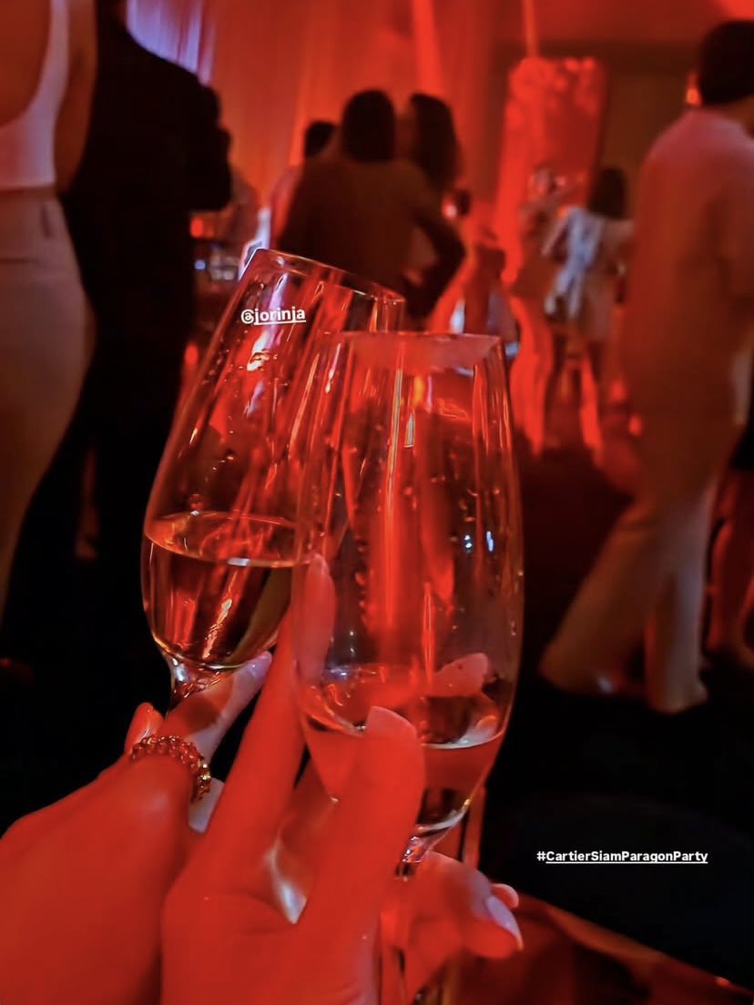 ในราตรีที่วุ่นวาย แค่มีเธออยู่ข้างกาย อยากจะหยุดเวลาเอาไว้แค่นี้ — undefined (แค่อยู่กับเธอ)