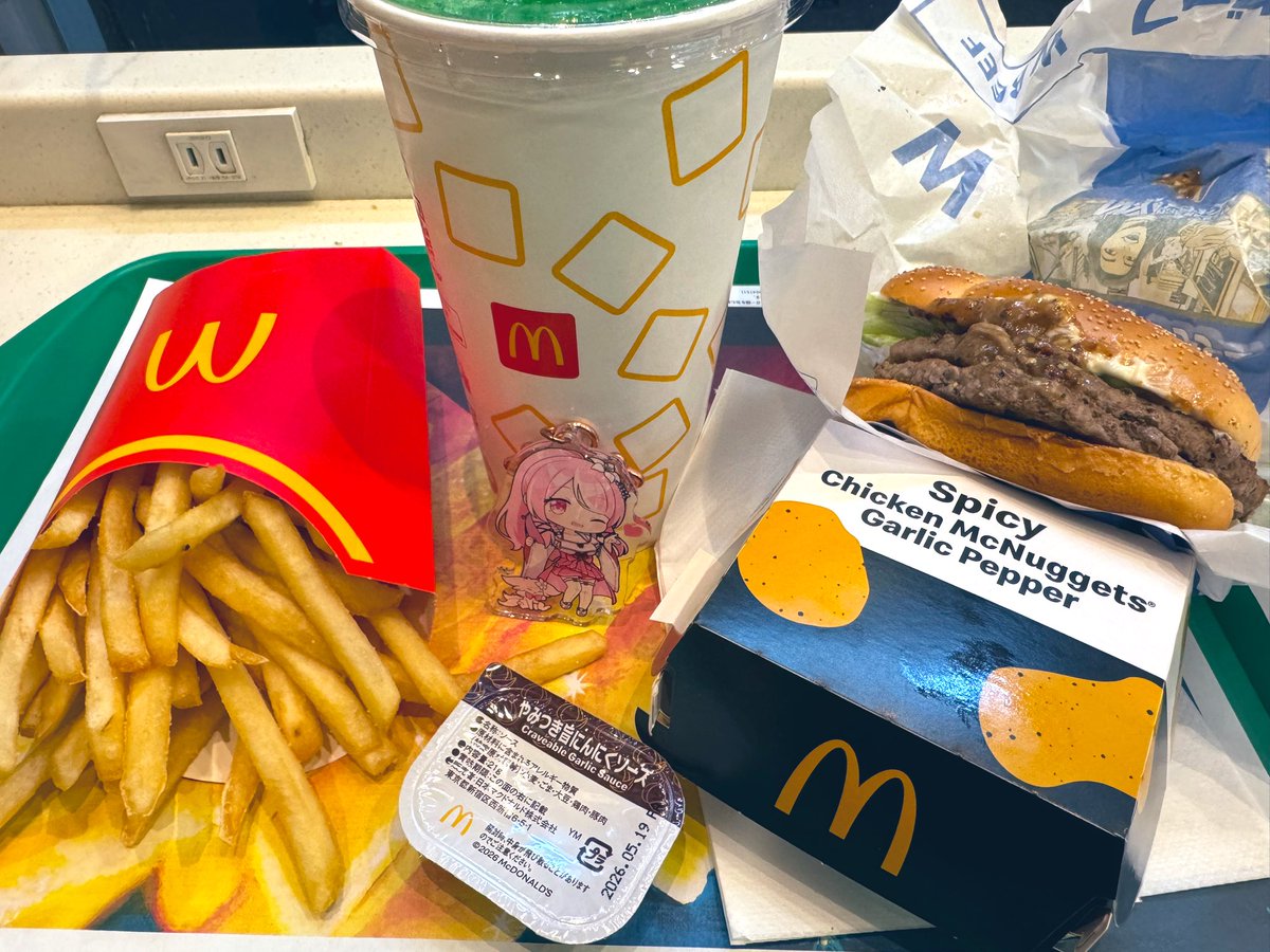 今日の夜ご飯はマックにしたよ😉
ちょっと豪華にLサイズのセット🥳
NYバーガーのダブル肉厚ビーフは肉感が凄くてピリッとしたソースも相まってやみつきになりそうな味だったよ🤤
ナゲットのソースはにんにく感がものすごくて黒胡椒ガーリックのナゲットと相性抜群だったよ🎉
#かずみんパ