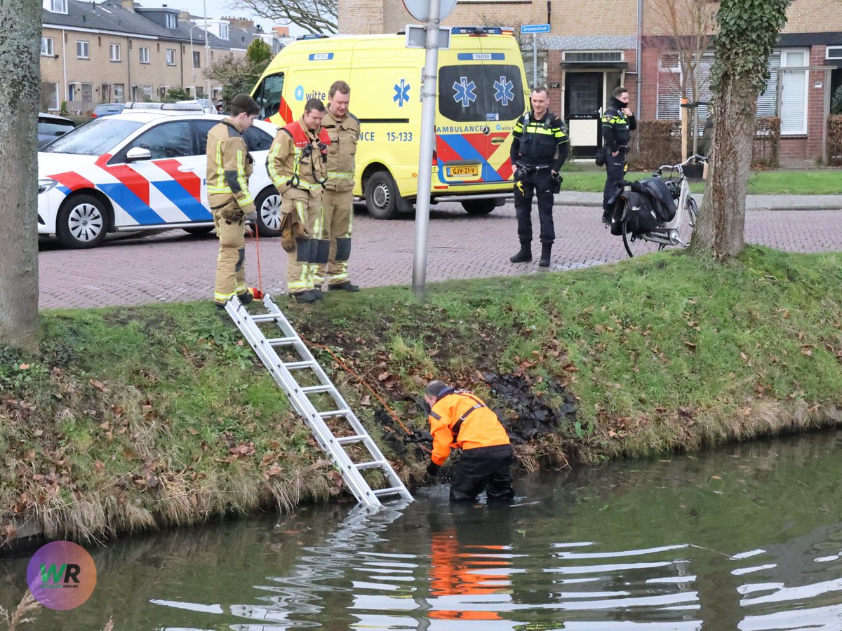 Brandweer vist spullen uit het water na ongeval in de Jan Tuningstraat #Westland #Naaldwijk #JanTuningstraat #Patalenastraat westlandreport.nl/nieuws/brandwe…
