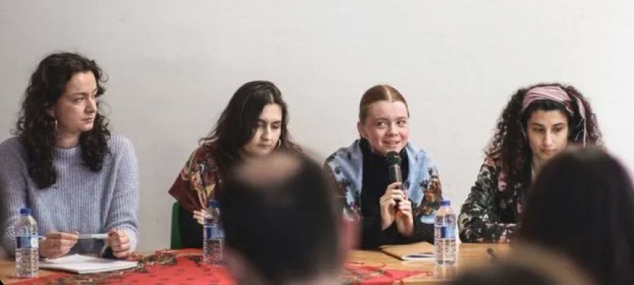 Halklar Karavanı aktivisti Alma, Rojava kadın devrimine ve halklara yönelik imha politikalarına karşı dayanışma için geldiği Türkiye’de, sınır dışı edilmek üzere gözaltındayken çıplak aramaya ve tecavüz girişimine uğradı.

Bu saldırı; failleri cezasızlıkla ödüllendiren ve kadın