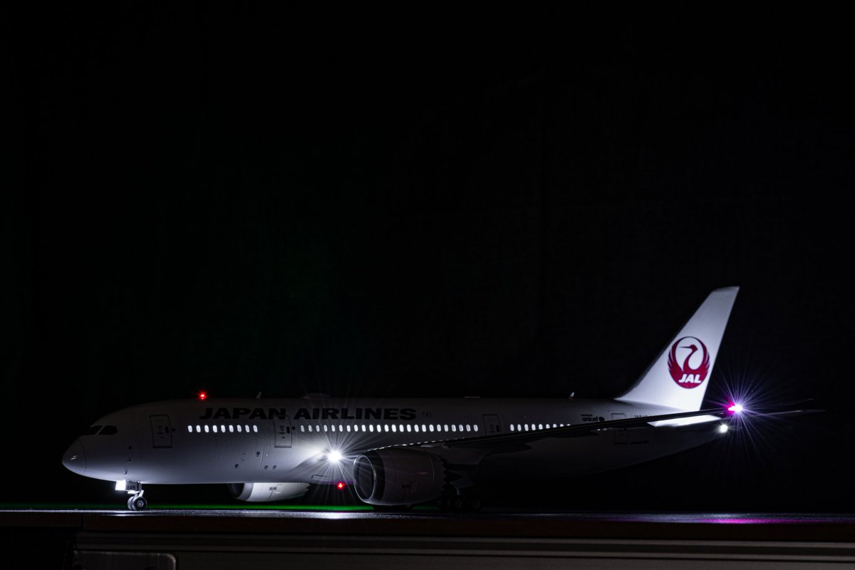 yubari_taka's tweet photo. 【完成】
1/144 B787-8 
kit:ZVEZDA
Decal:Draw Decal
電飾ありで制作！
少しだけ汚しをした
翼の上のデカールはほぼ自作
787かっこいいね🤤
#144スケモ https://t.co/uctXXZd2UQ
