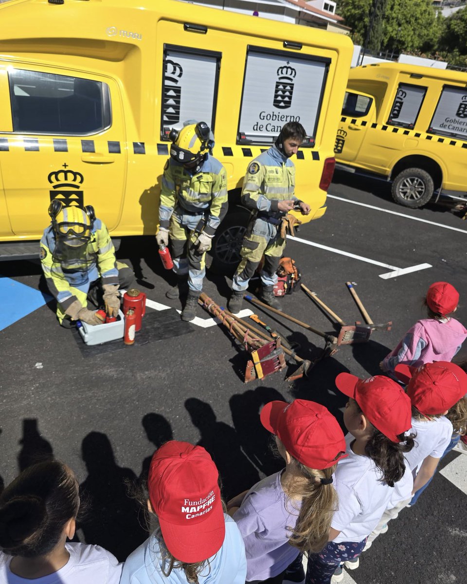 👩‍🏫 El pasado lunes y martes compartimos la jornada con más de 150 estudiantes desde Primaria hasta la ESO del CEO Santiago Apóstol en Playa Santiago (La Gomera). 

🚁Dos de nuestros equipos con sus vehículos ligeros y acompañados de 2 helicópteros del operativo, participaron en