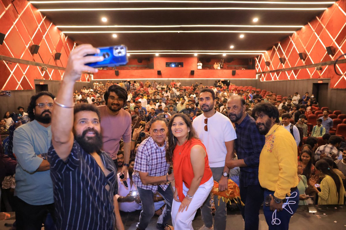 kayaldevaraj's tweet photo. Reliving the love. Reliving the memories.
The theatre turns emotional for this evergreen masterpiece #MounamPesiyathey❤️
#MounamPesiyatheyFromToday
#AparajeethFilms @swamahiman @directorameer @Suriya_offl #Laila @trishtrashers @thisisysr @ramji_ragebe1 #Rajeevan https://t.co/XCLoun9OLS