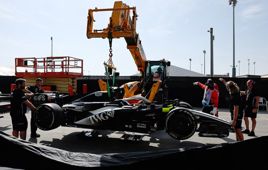 Se para el auto de “Checo” y salió volando una parte del de Bottas - alchilepoblano.com/se-para-el-aut…