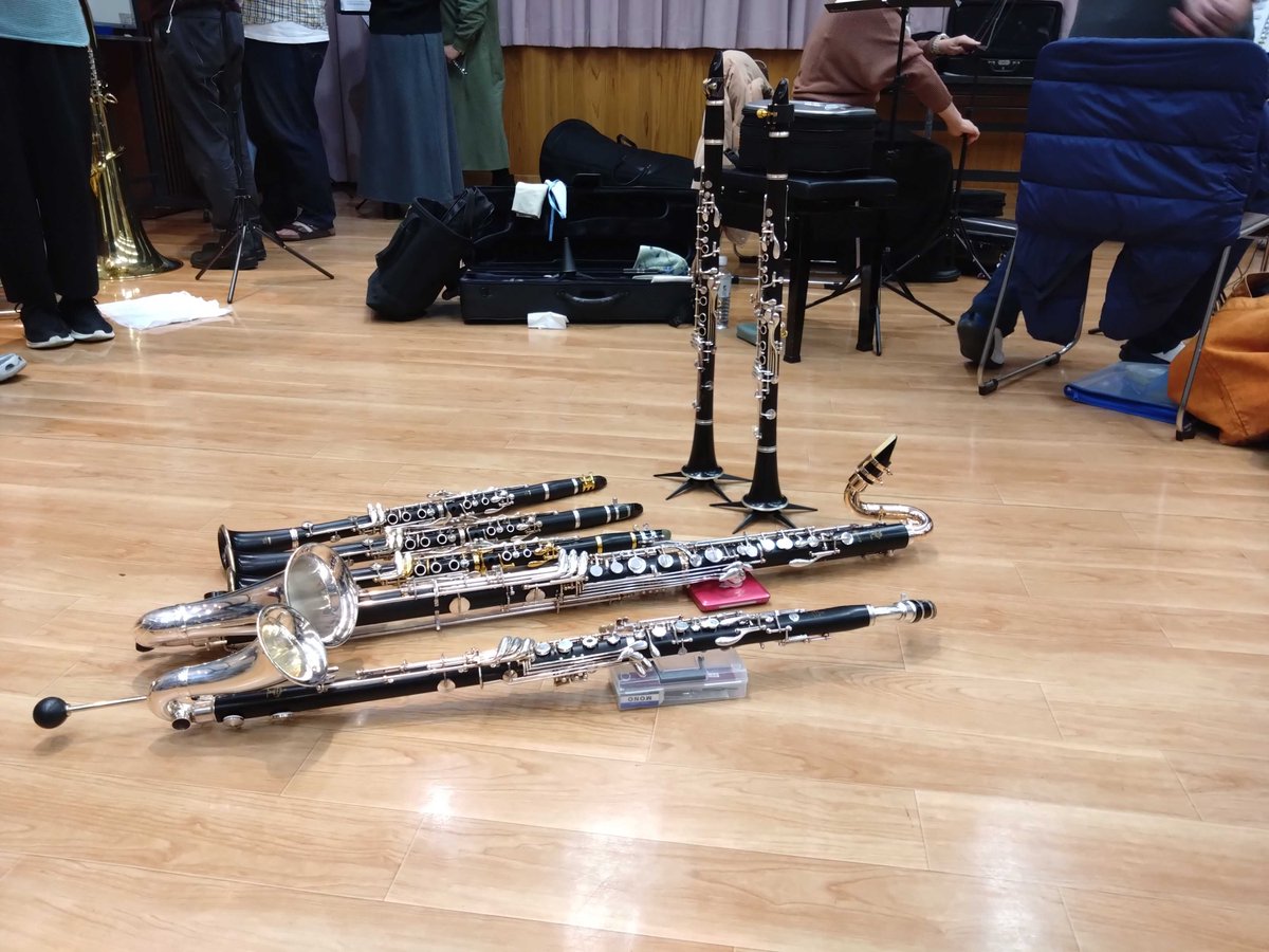 okegawacitywind's tweet photo. 定期演奏会まで1か月を切りました😀
今週は木管楽器をご紹介🤩
クラリネット大集合です🎵 普段使われる「B♭クラリネット」、「バスクラリネット」に加え、今回は「バセットホルン」というクラリネットの仲間を使用します🌟
どこで使われるかは、当日のお楽しみ🎵
#吹奏楽 #埼玉 #桶川 #団員募集中 https://t.co/cq8BDIPxNo