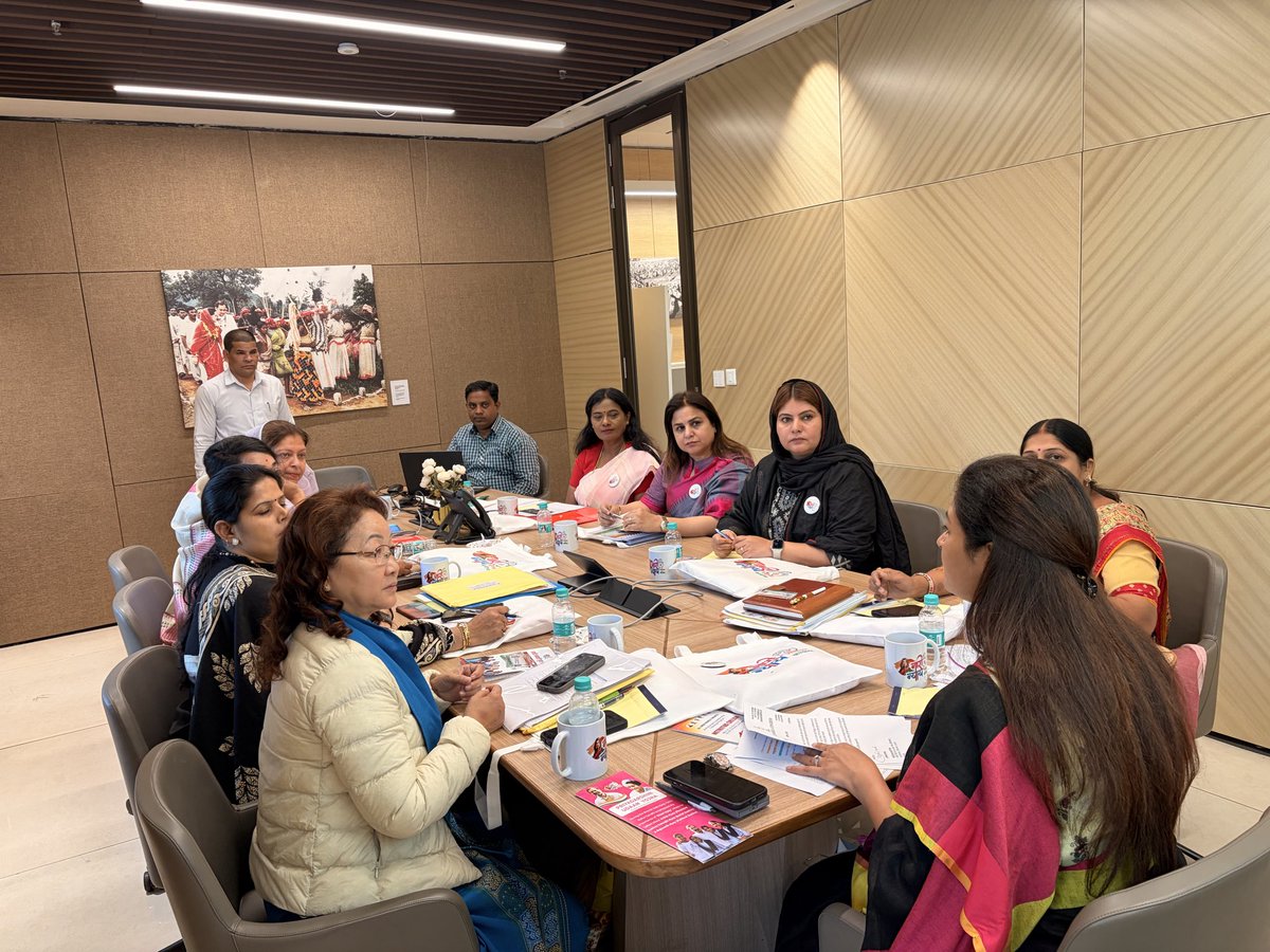 आज दिल्ली स्थित कांग्रेस हेडक्वार्टर इंदिरा भवन में राष्ट्रीय अध्यक्ष  <a href="/LambaAlka/">Alka Lamba 🇮🇳</a> जी ने समस्त राष्ट्रीय महासचिवों के साथ आवश्यक बैठक ली मुझे नियुक्ति पत्र भी प्रदान किया महिला कांग्रेस की आगामी रूपरेखा पर विस्तृत चर्चा हुई!
#NariNyayYatra 
#MahilaCongress
