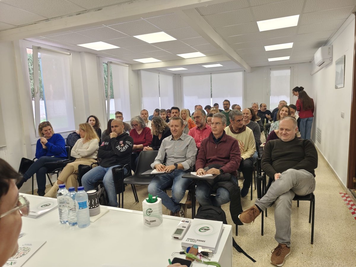 CSIF_BALEARES's tweet photo. Miguel Borra, presidente de @CSIFnacional se reúne con delegados/as de @CSIF_BALEARES. 

👉Sobre la mesa,  el desarrollo del Acuerdo que contempla mejoras laborales y salariales gracias al trabajo y presión de CSIF, como el cobro de la subida del 4% a 1 de enero de 2026. 
#CSIF https://t.co/nQjAlcY5Eo