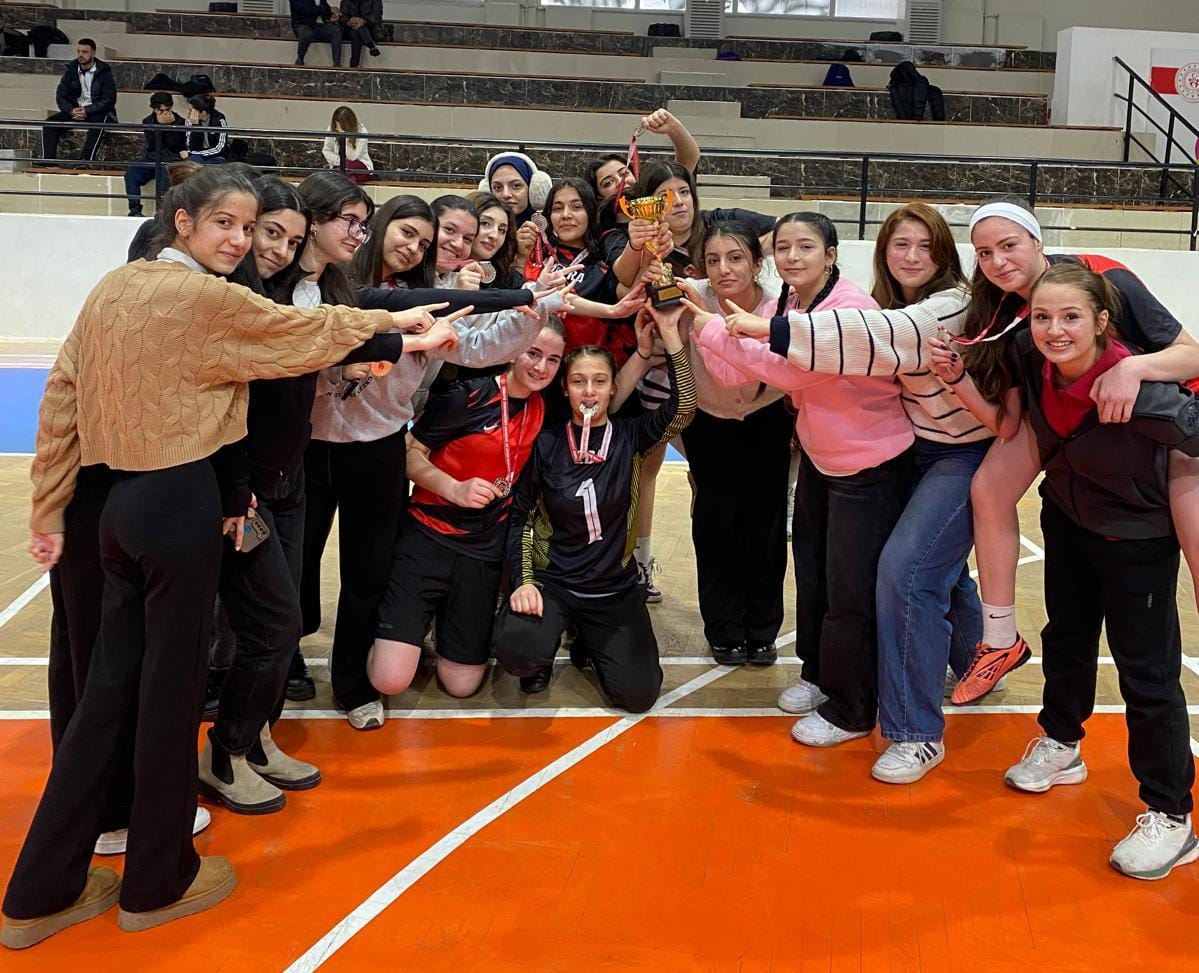 OzanNesetAL's tweet photo. Okulumuz Kız Futsal Takımı Diyarbakır Liselerarası Futsal Turnuvasında il https://t.co/PAaj5MPhIt oldu. Kızlarımızı ve hocalarımızı tebrik ediyoruz 🏆

@Diyarbakirmem 
@kayapinarmem 
@Kayahansubasi 
@ihsan39220190 https://t.co/CE9wDvwepd