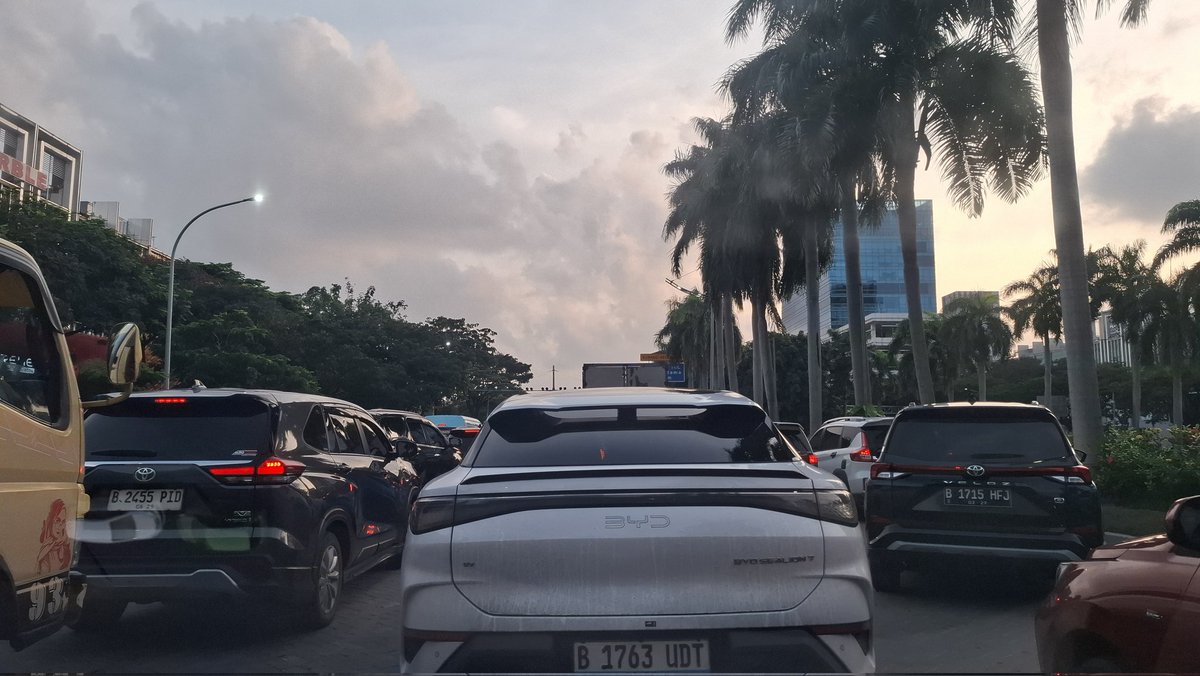 aditamtomo's tweet photo. @PTJASAMARGA semenjak dimodifikasi, gerbang tol PIK ke arah JORR tiap sore selalu macet total hampir 1 Km. Ga efektif banget. https://t.co/jZi21pwjO4
