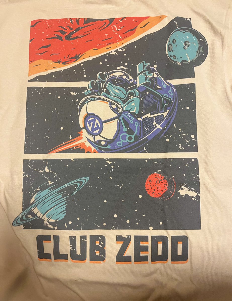 ZEDDとスペースファンタジーのコラボTシャツ届きました🙌✨ 色は白やと