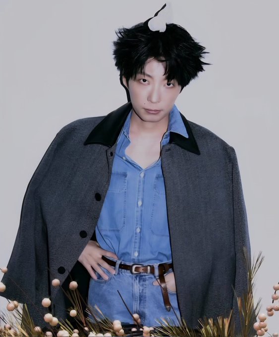 아니근데진짜 데이즈드코리아너무완벽해서 코디분샤라웃하고싶어짐
윗머리 삼각으로 띄워서 얼굴선 역삼각으로 갸름하게 강조하기 청카라빼서 너무 시꺼멓게 색 안죽이기 이너티화이트대신 단추두개풀어 쿨톤효과넣기 대비감으로 명암살리기 코트얹어 어깨방지 벨트로 허리강조 다리선올리기