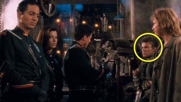 Você já percebeu que o Jack Black aparece em O Demolidor (Demolition Man, 1993), com o Sylvester Stallone?
É bem rápido mesmo. Ele surge no meio do pessoal que vive no subterrâneo, numa cena que passa num piscar de olhos. Não tem fala nenhuma, é basicamente uma figuração.
O mais