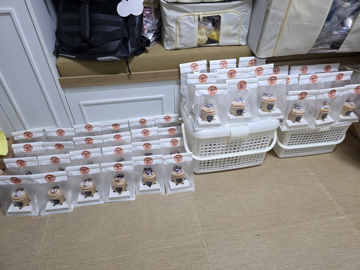 โรงงานนาโร้กเสร็จแล้ว แต่คิดไม่ตกว่าจะขนไปแจกยังไง...

#PolcaFamMeeting