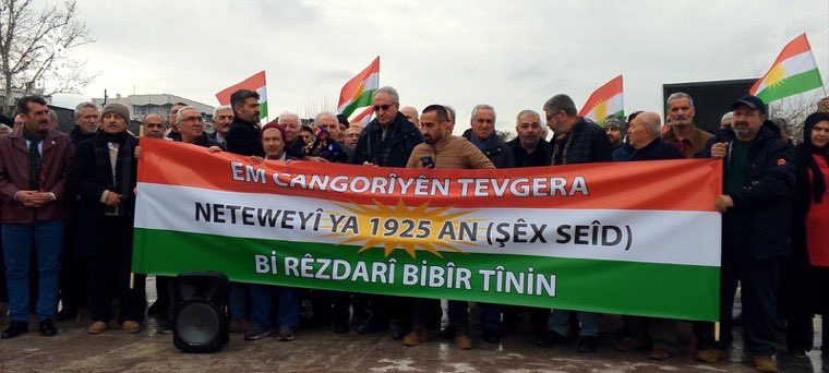 #FOTO - Diyarbakır’da bir araya gelen PCS, PDK-Bakur, PÊLKURD, PSK, PWK ve bağımsız şahsiyetler, 13 Şubat 1925’te başlayan hareketin yıl dönümünde Şeyh Said Efendi ve arkadaşlarını andı

📸 Cuma Kiliç - Rûdaw