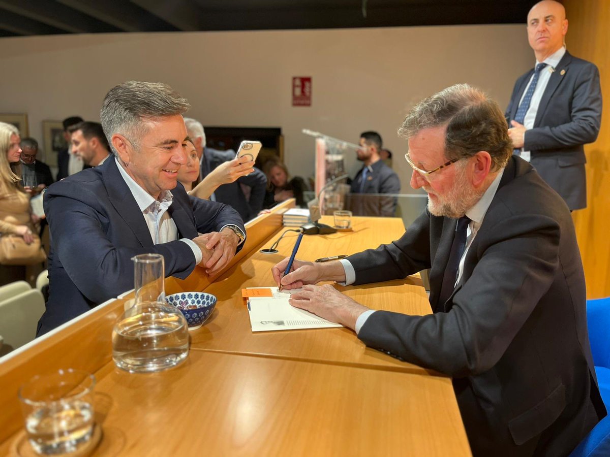 PPSanPedro's tweet photo. 📘 Un momento de diálogo en la presentación de El arte de gobernar de @marianorajoy 

Un recordatorio de que la política útil se ejerce con serenidad, prudencia y responsabilidad

En el #PartidoPopular creemos en la gestión que da resultados

Frente al ruido, responsabilidad https://t.co/fA0ZxYnzak