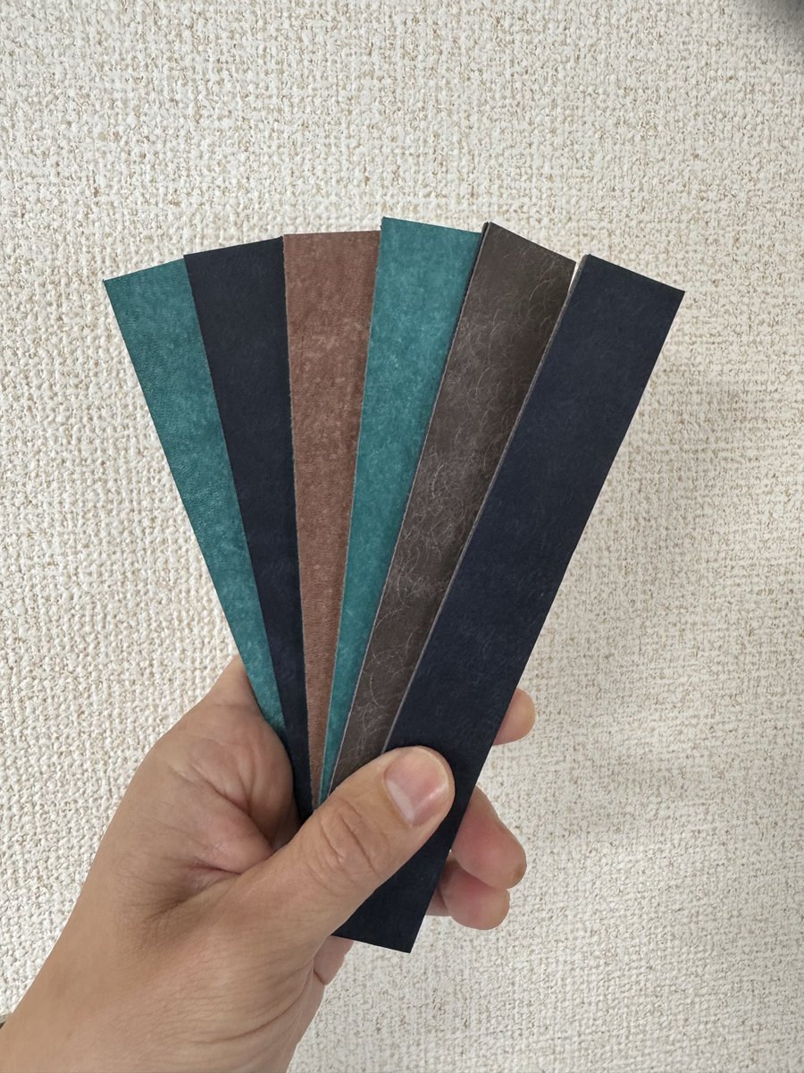 ライブ前日のこのタイミングで前回ストラップ用に使った革もあわせてパーツを切り出し