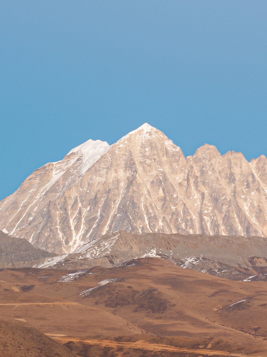 Hasselblad's tweet photo. Snow drapes the mountains like a soft veil,and Yala and Yham Snow Mountains stretch beyond the horizon,
where light and shadow quietly shape every ridge, slope, and peak.
📷 X2D II 100C & XCD 35–100E
#Hasselblad #X2DII #SnowMountains #MountainPhotography #LandscapePhotography #VisualStorytelling